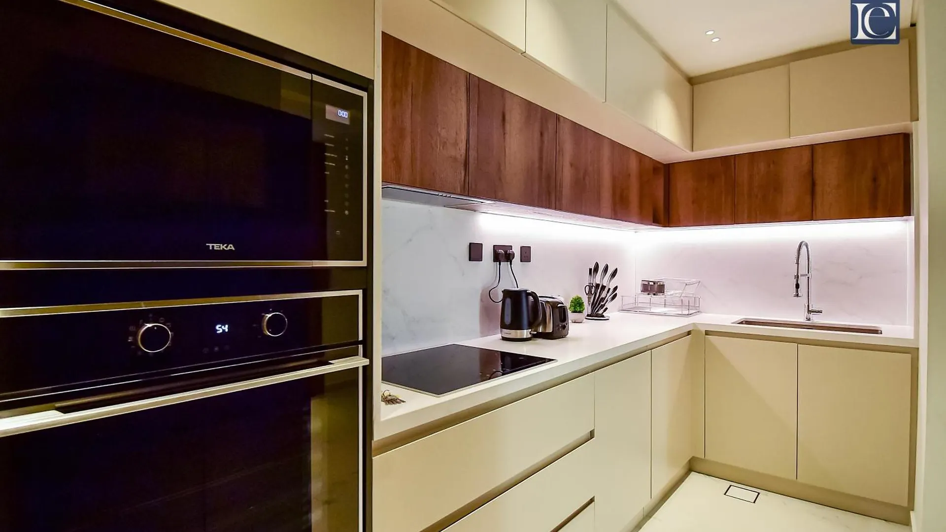 Luxury Escapes - Luxurious 2-Bedroom Apartment With Stunning Lake Views In Jbr Dubai United Arab Emirates